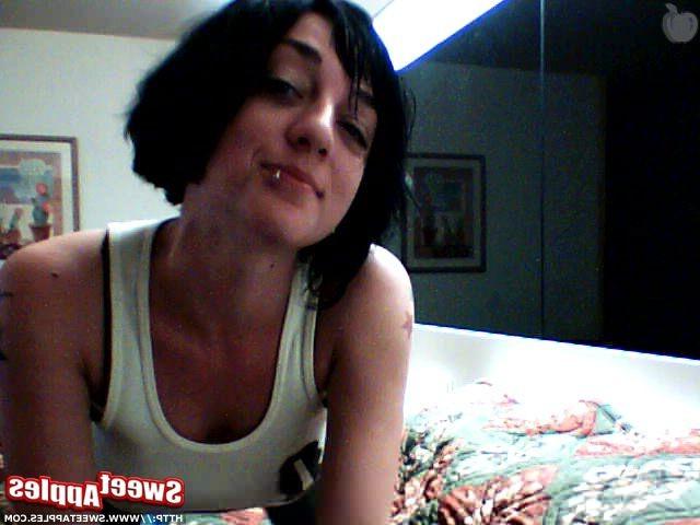 18P Hot black haired emo girl gets nude on webcam