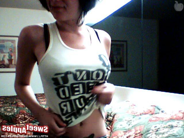 18P Hot black haired emo girl gets nude on webcam