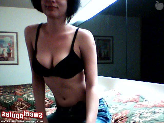 18P Hot black haired emo girl gets nude on webcam
