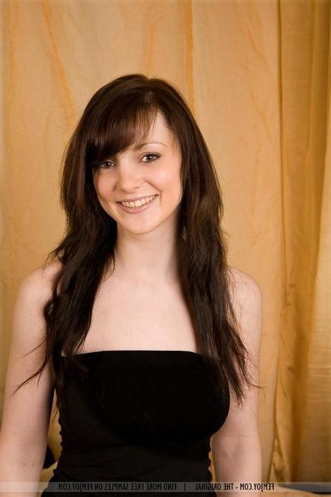 16P Raven Haired Beauty Getting Nude