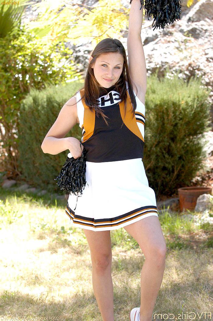 15P Cheerleader shows off her flexibility