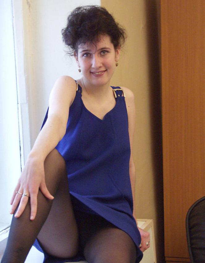 20P Curly amateur lady nude in armchair