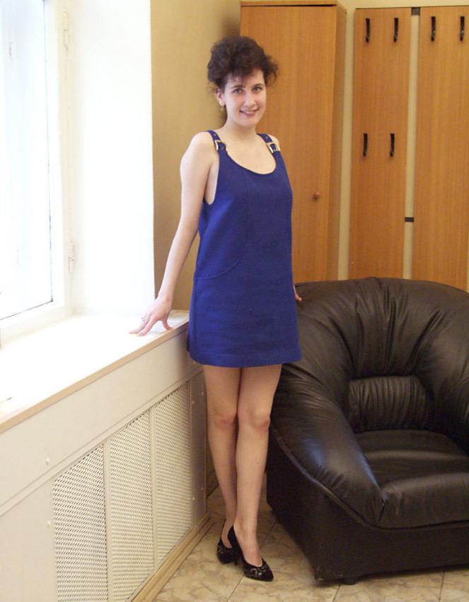 20P Curly amateur lady nude in armchair