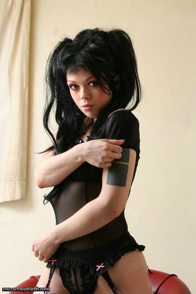 11P black haired fetishist gothic babe
