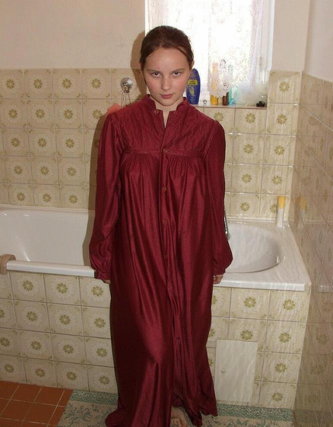 20P Natural amateur gal in the bathroom
