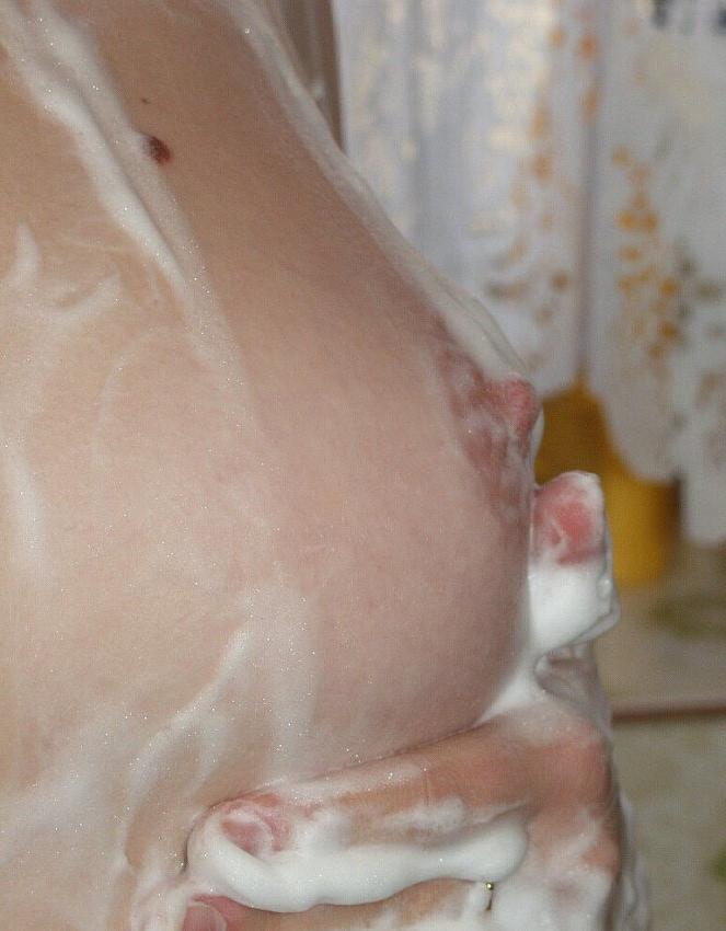 20P Natural amateur gal in the bathroom