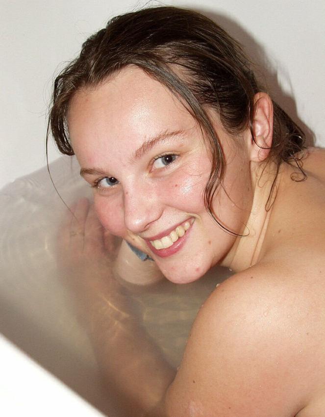 20P Natural amateur gal in the bathroom