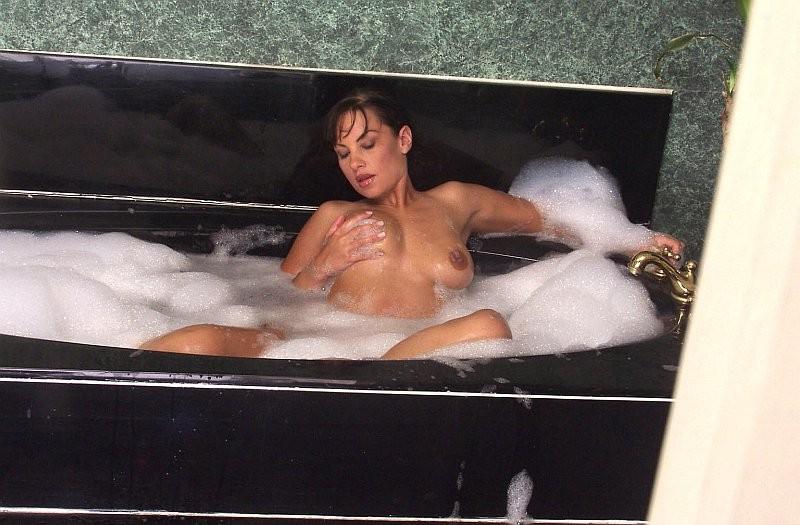 16P Horny latina with large boobs masturbating in a bath