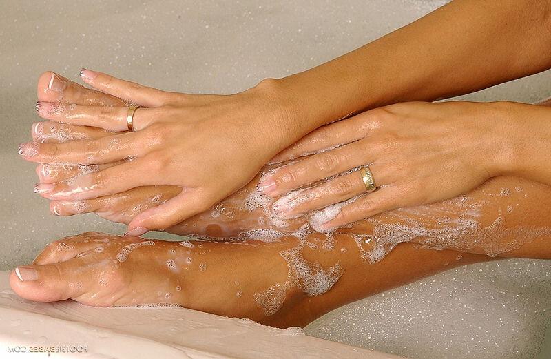 16P Leggy brunette babe Pocahontas having fun in the bathroom