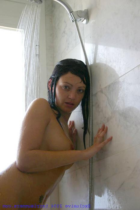 16P Naughty brunette shaving pussy in bathroom