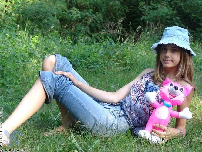 4P Teen shows tiny tits