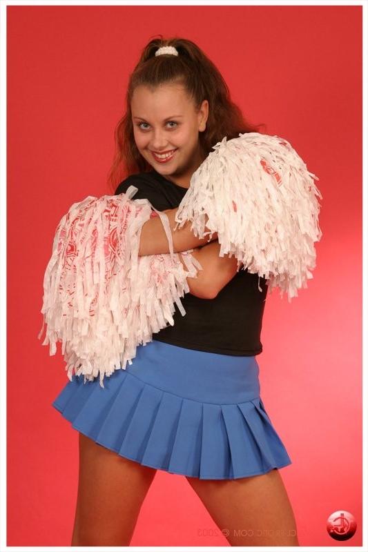 17P Flexible cheerleader spreads her legs wide