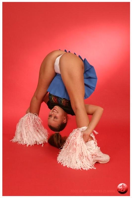17P Flexible cheerleader spreads her legs wide