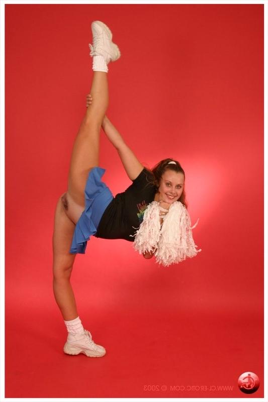 17P Flexible cheerleader spreads her legs wide