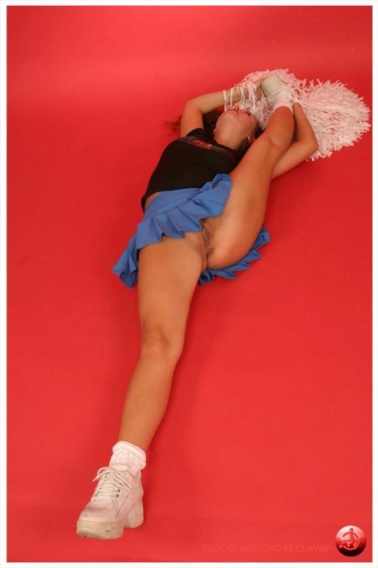 17P Flexible cheerleader spreads her legs wide