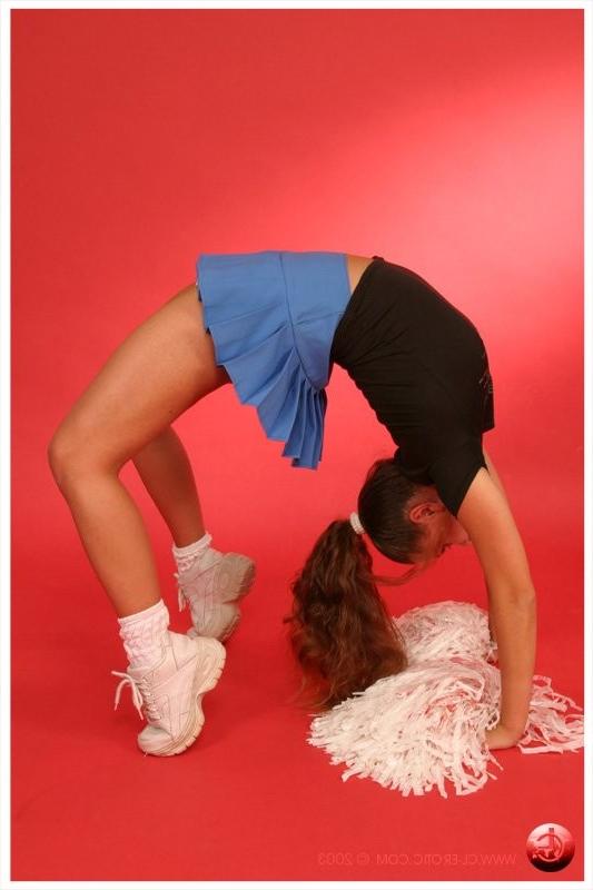 17P Flexible cheerleader spreads her legs wide