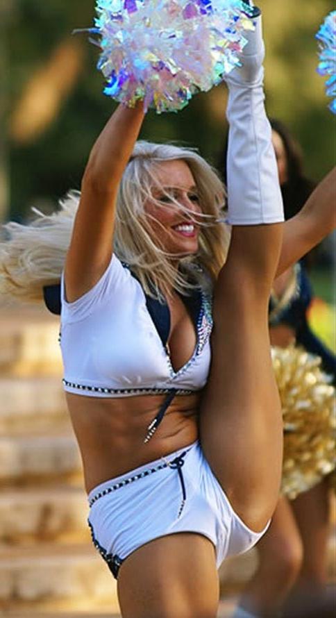 12P Hot Cheerleader Babes Shows Off Their Assests