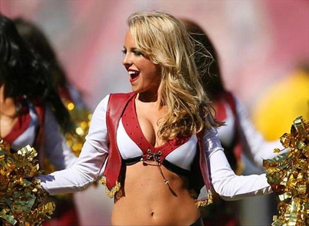 12P Hot Cheerleader Babes Shows Off Their Assests