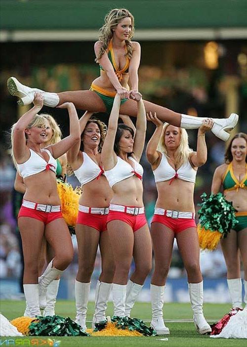 12P Hot Cheerleader Babes Shows Off Their Assests