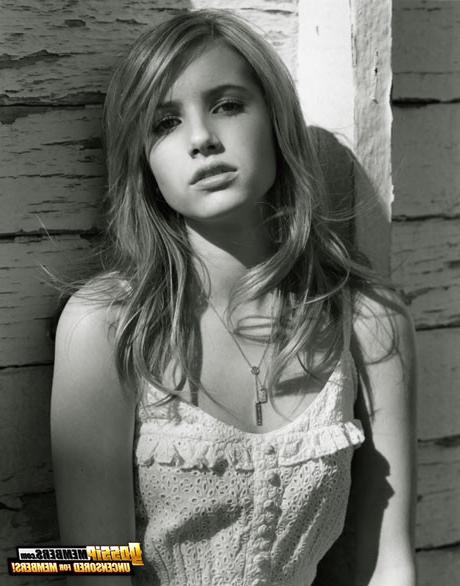 15P Emma exposes her bobbies in fantasy photos