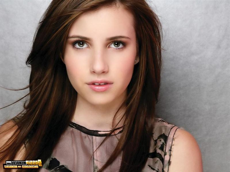 15P Emma exposes her bobbies in fantasy photos