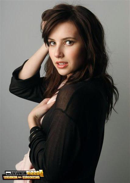15P Emma exposes her bobbies in fantasy photos