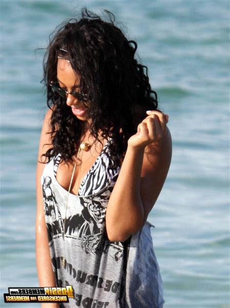 15P Solange Knowles posing sexy and slutty in glamorous and paparazzi photos