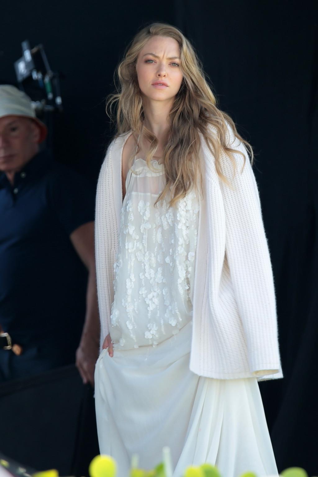16P Amanda Seyfried showing boobs in white transparent nightie while filming video i