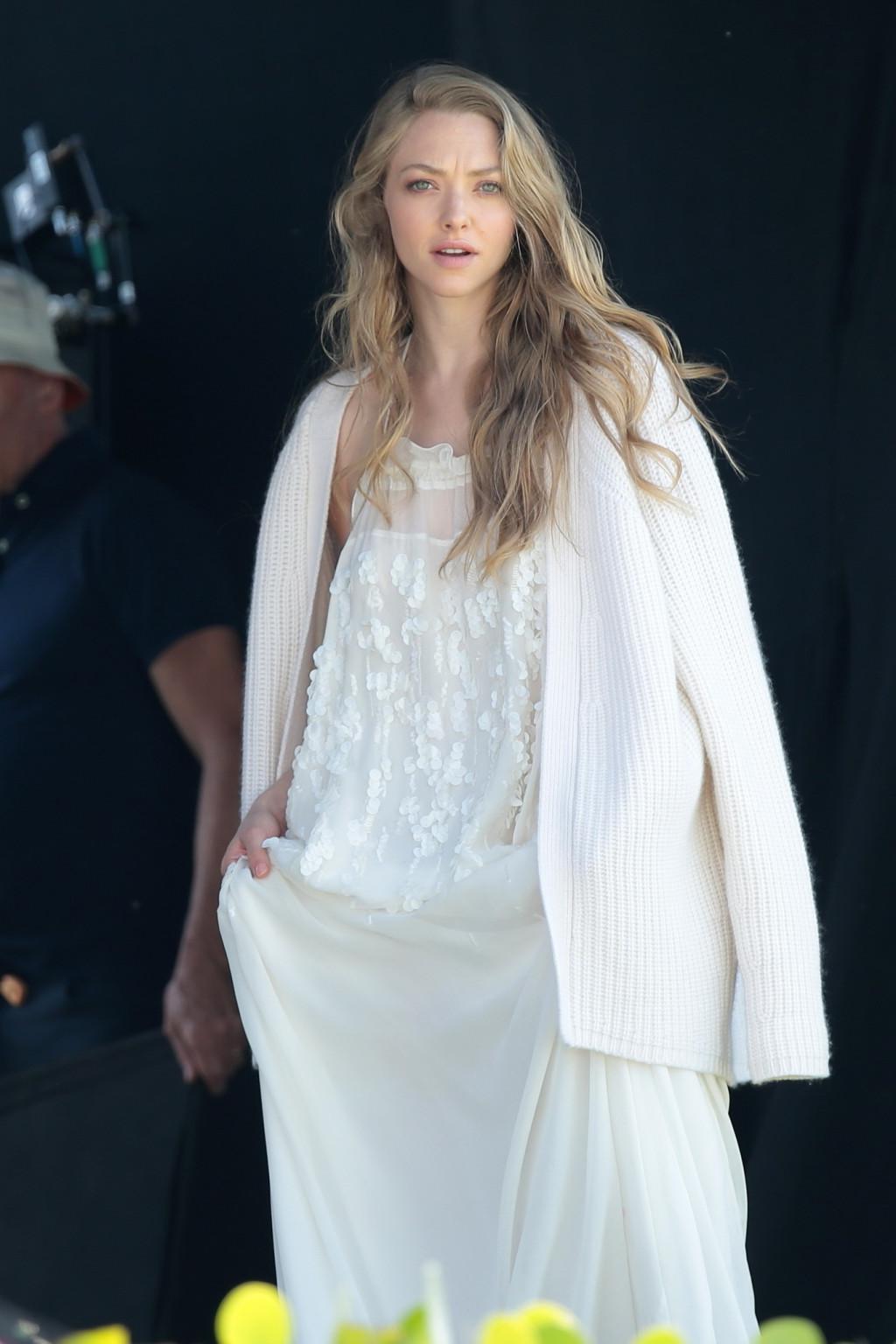 16P Amanda Seyfried showing boobs in white transparent nightie while filming video i
