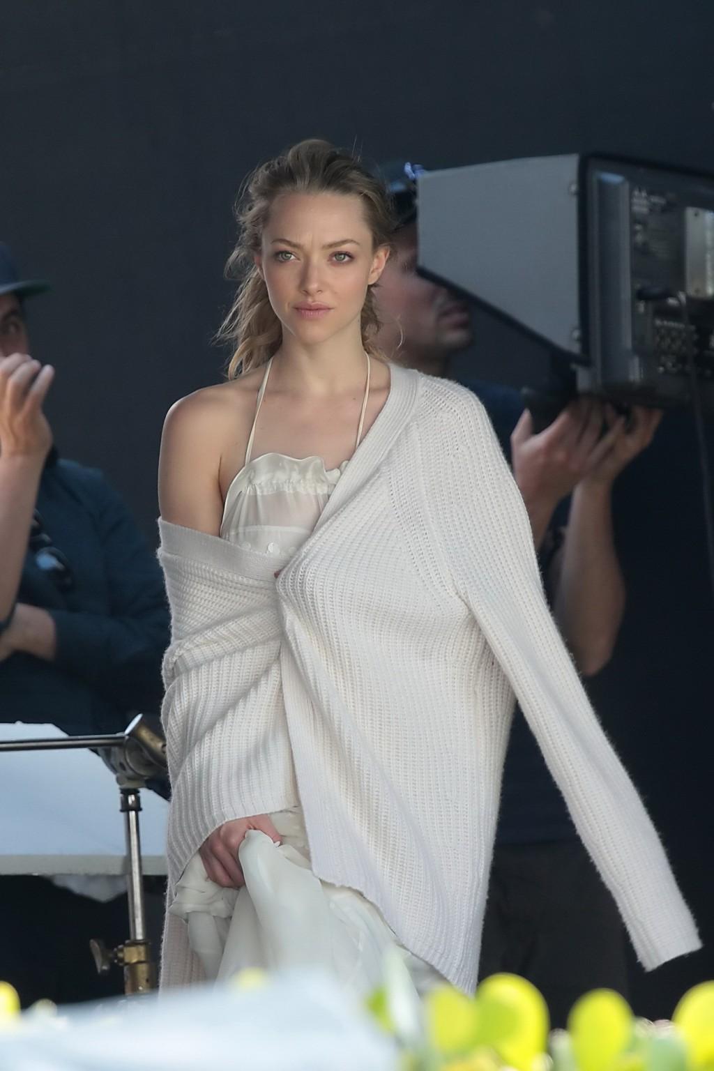 16P Amanda Seyfried showing boobs in white transparent nightie while filming video i