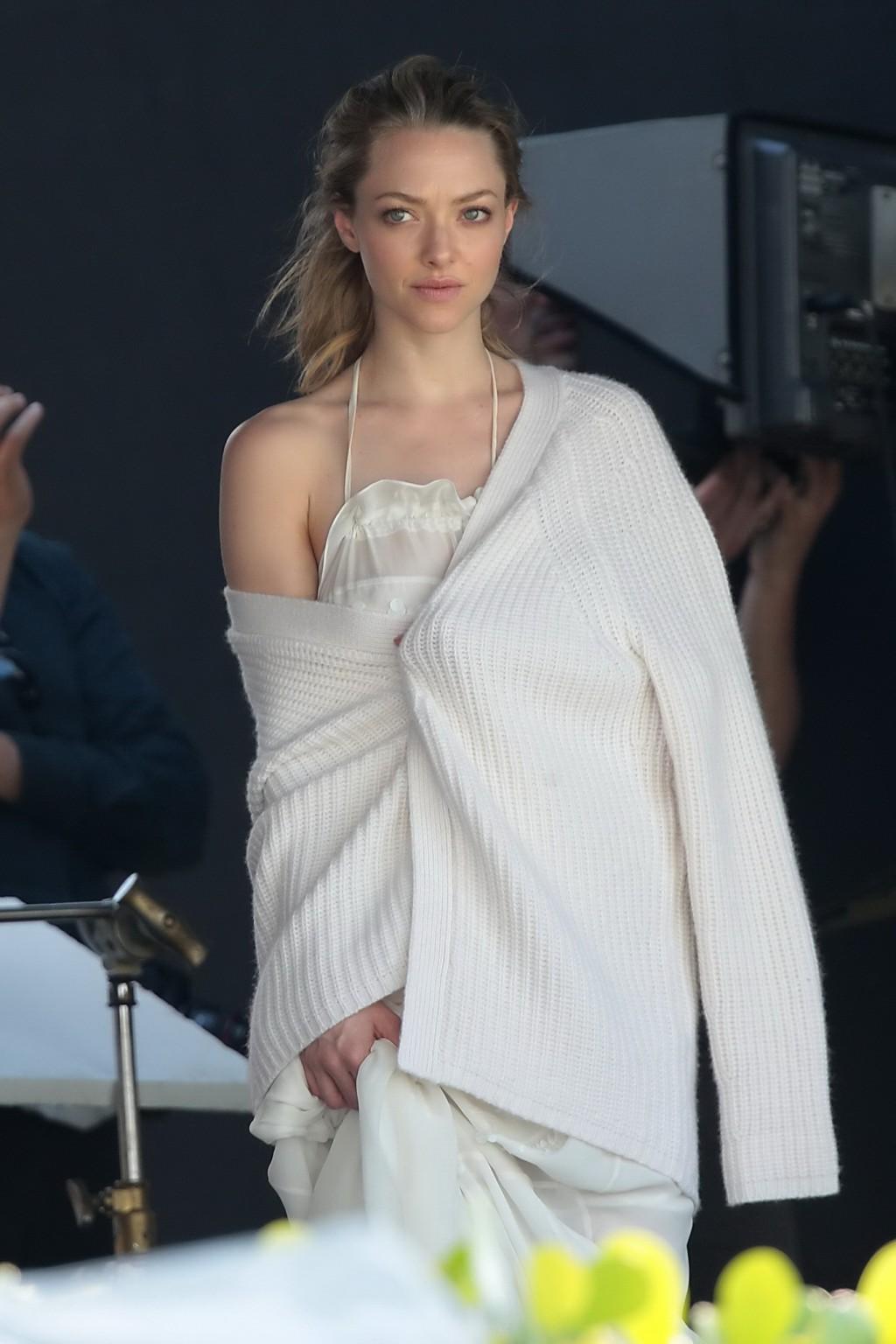 16P Amanda Seyfried showing boobs in white transparent nightie while filming video i