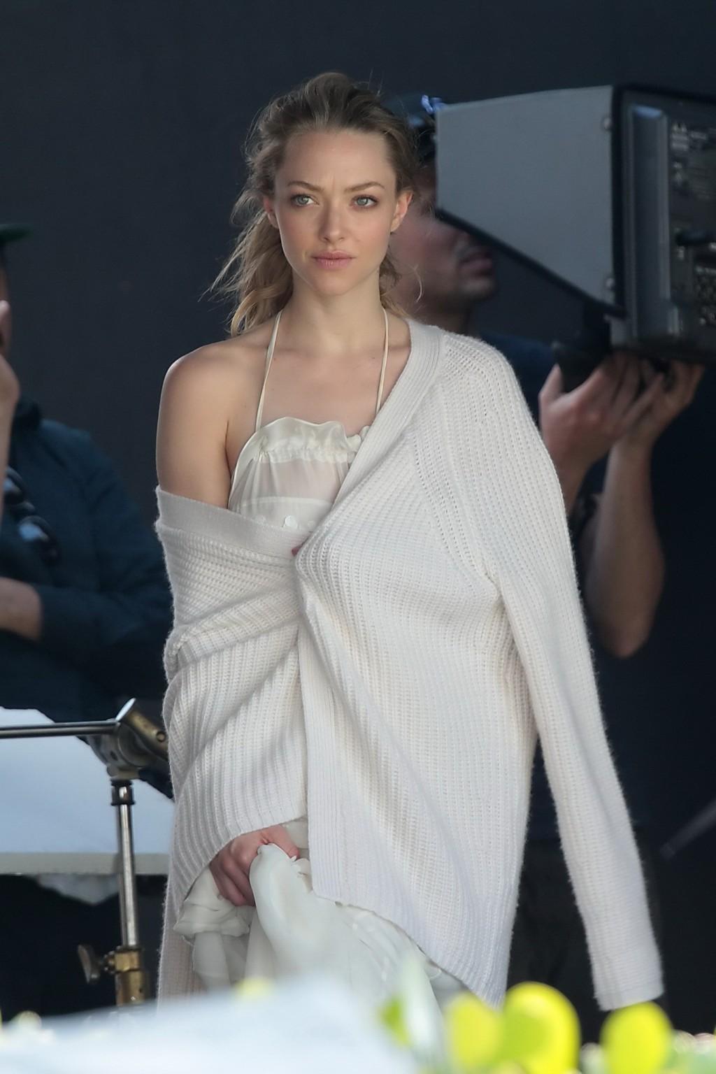 16P Amanda Seyfried showing boobs in white transparent nightie while filming video i
