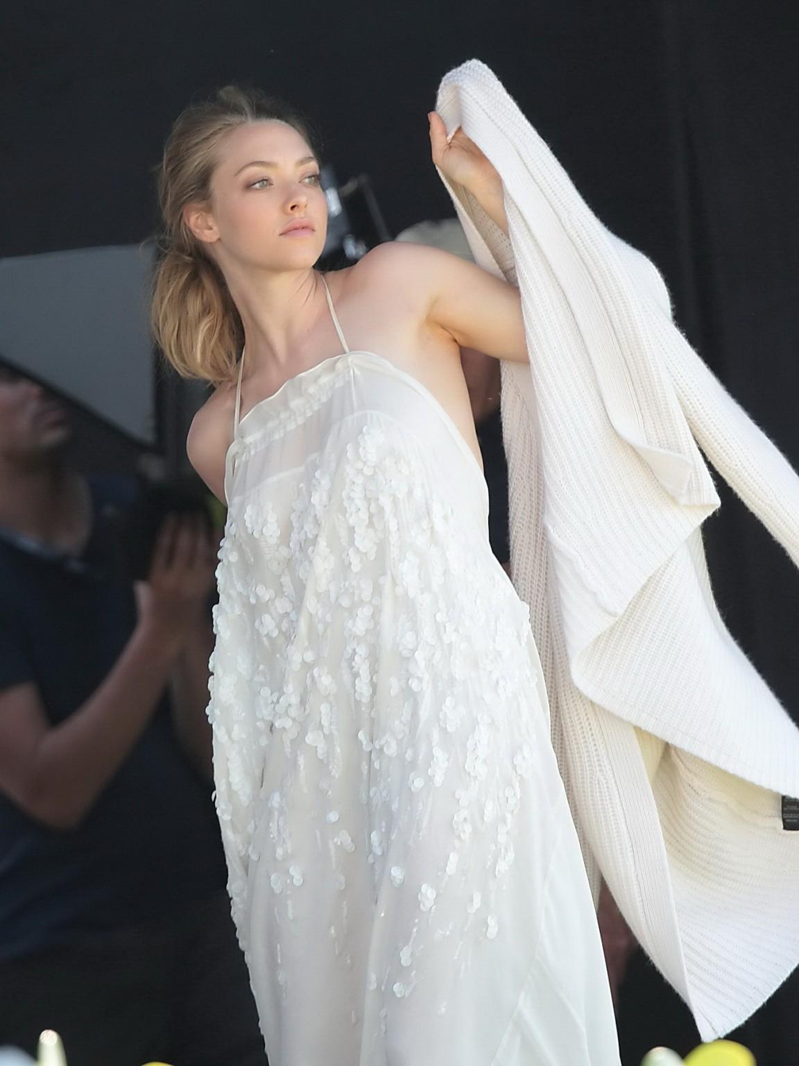 16P Amanda Seyfried showing boobs in white transparent nightie while filming video i