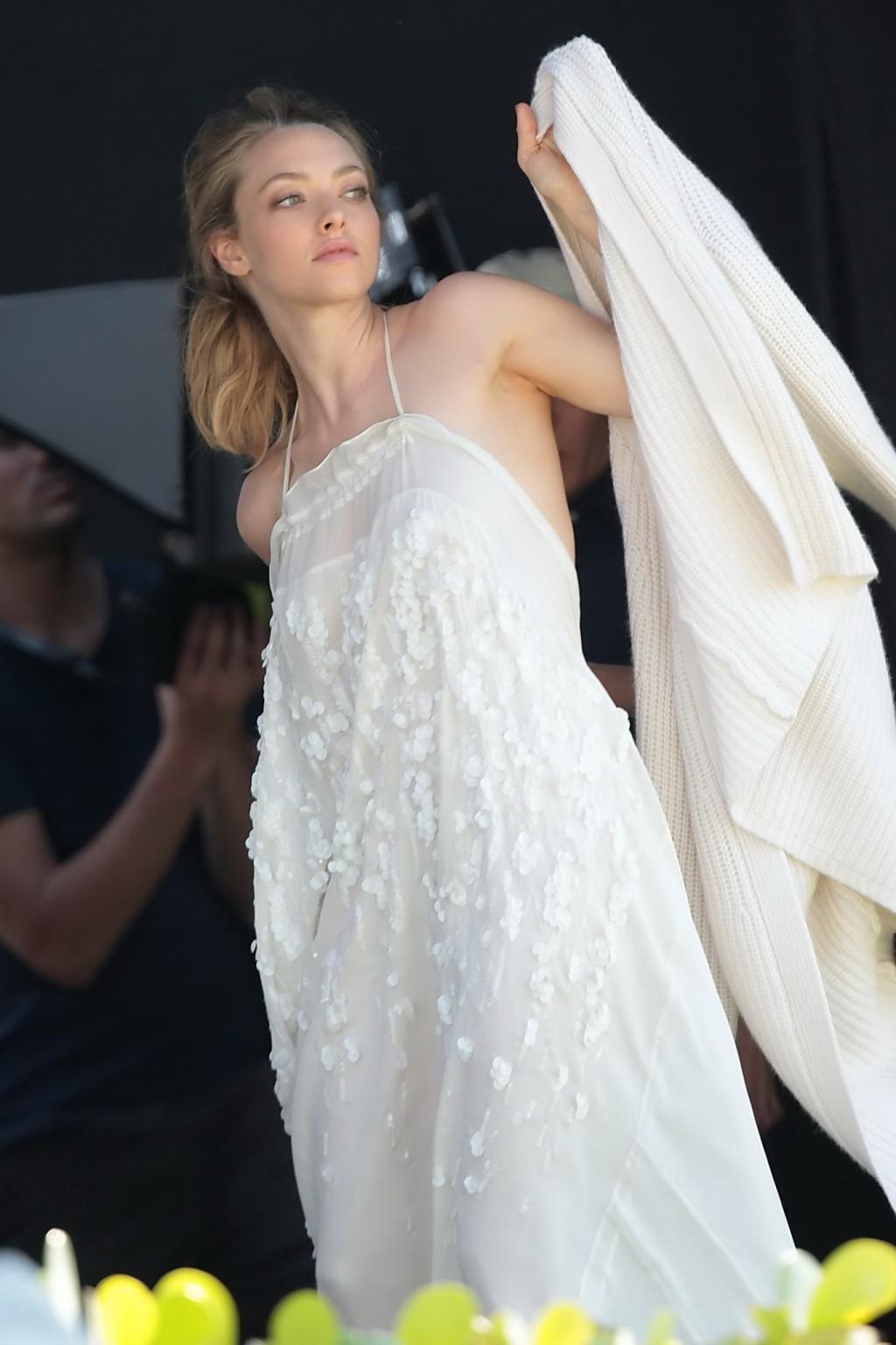 16P Amanda Seyfried showing boobs in white transparent nightie while filming video i