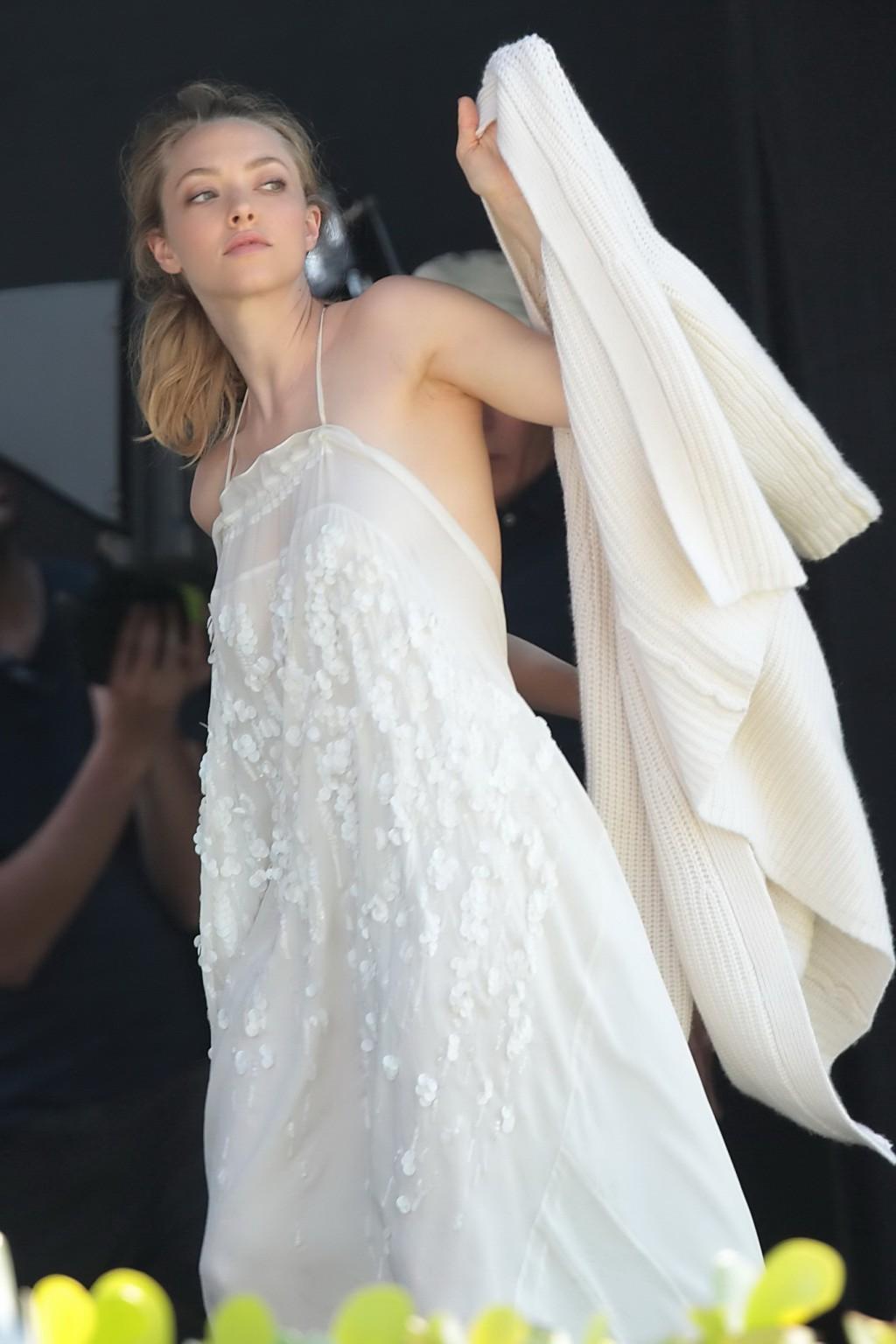 16P Amanda Seyfried showing boobs in white transparent nightie while filming video i
