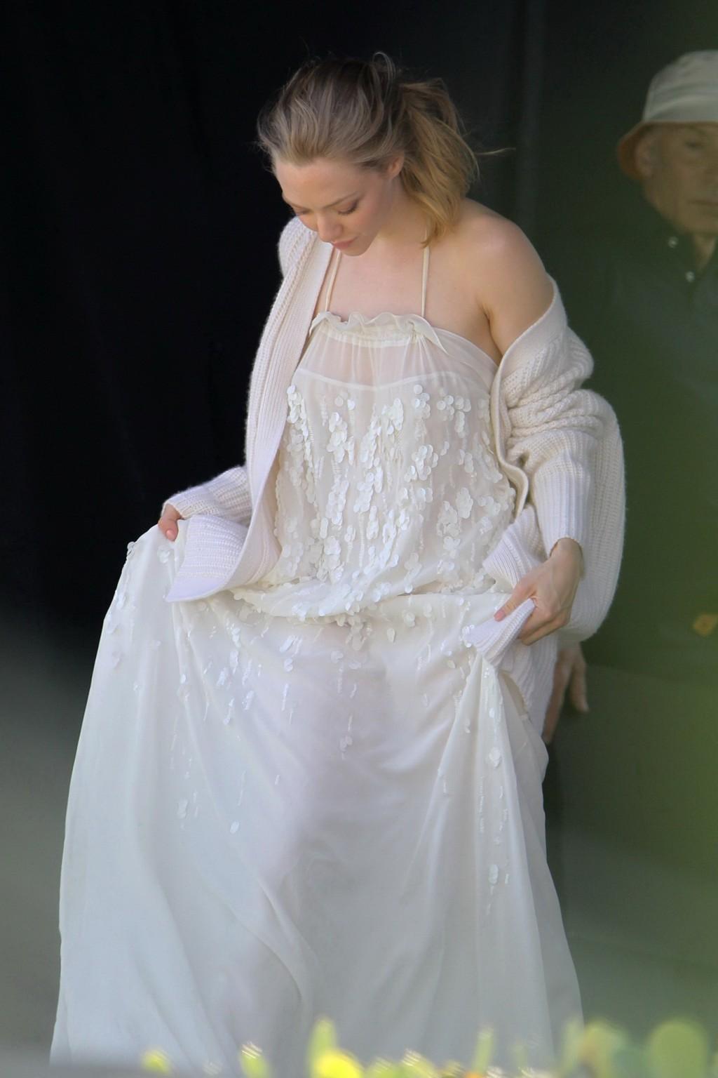 16P Amanda Seyfried showing boobs in white transparent nightie while filming video i