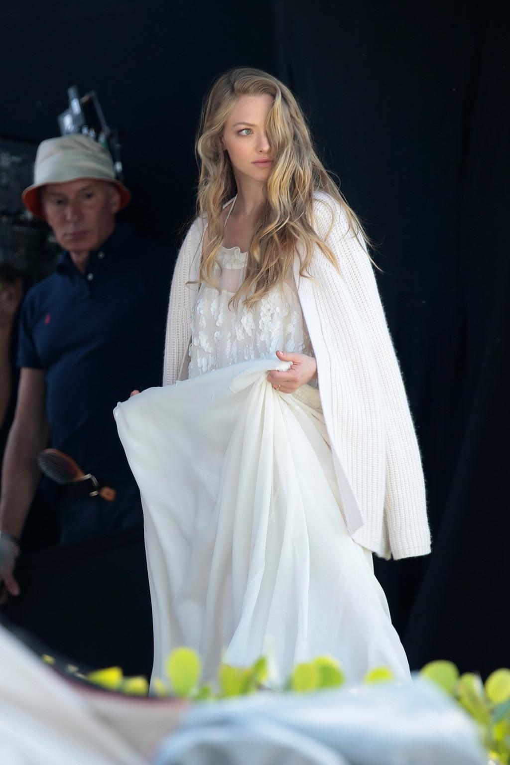 16P Amanda Seyfried showing boobs in white transparent nightie while filming video i