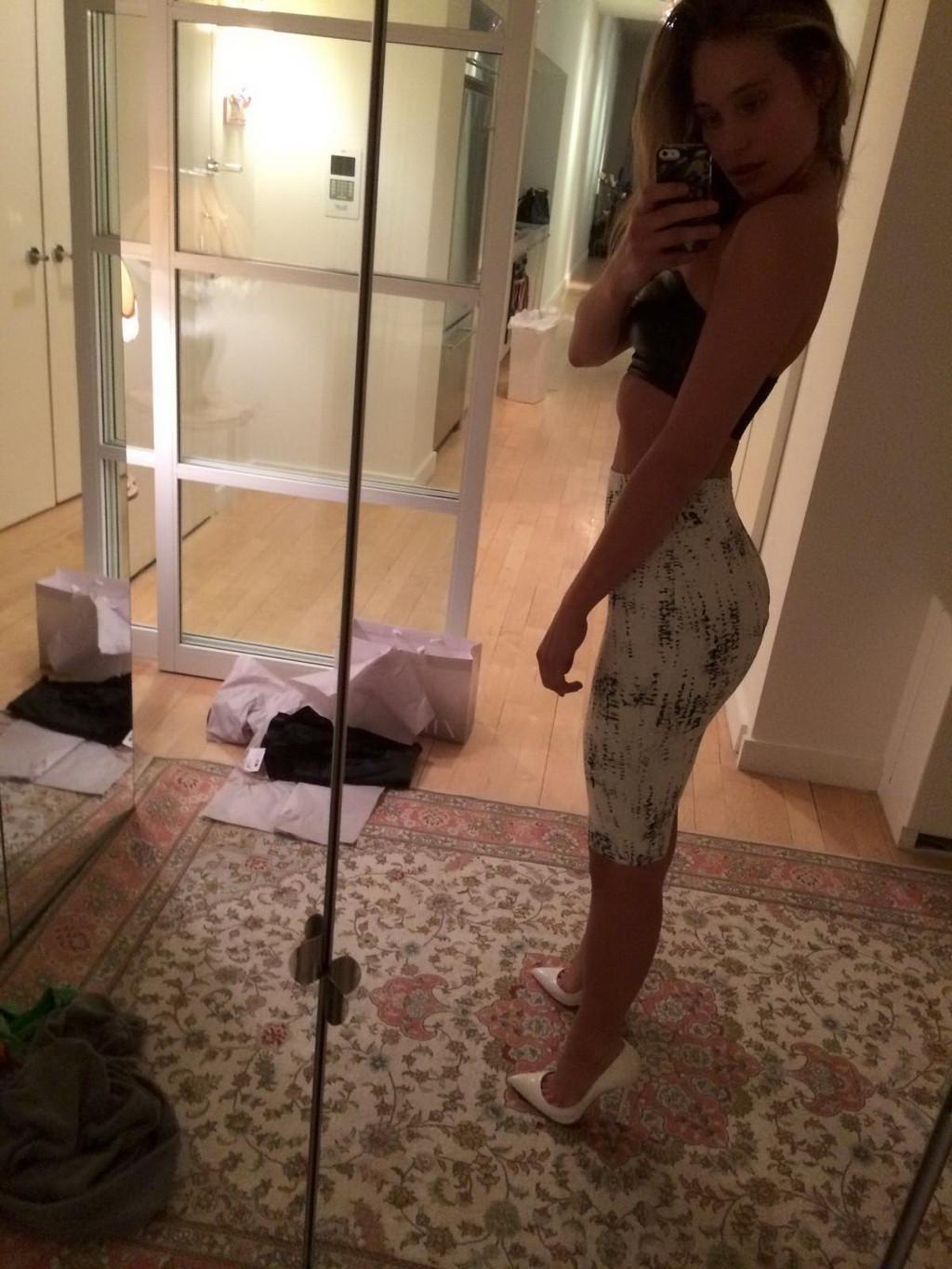 16P Hannah Davis stripping herself in front of mirror  leaked topless selfshoots