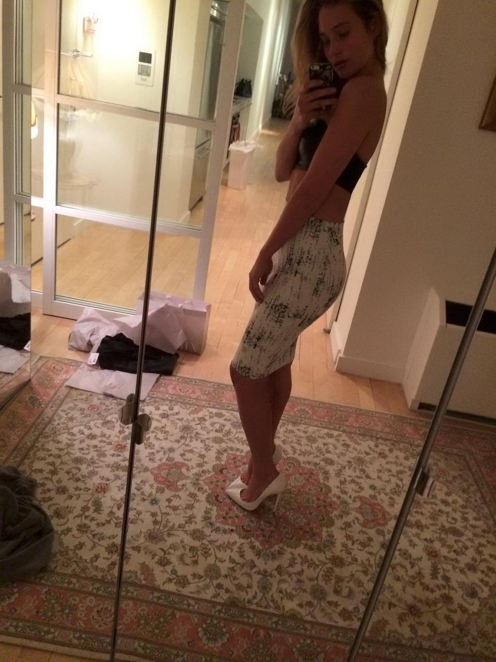 16P Hannah Davis stripping herself in front of mirror  leaked topless selfshoots