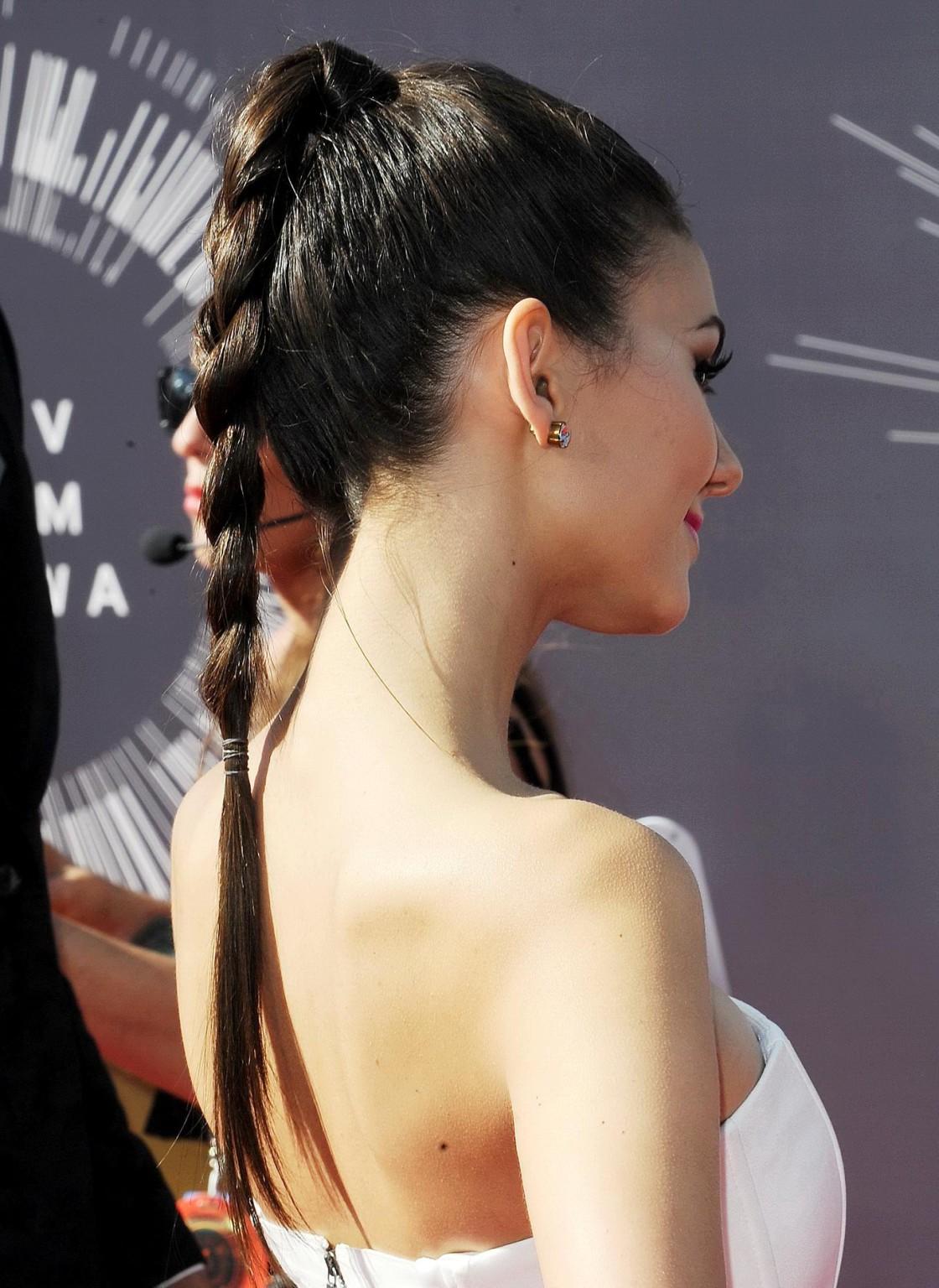 16P Victoria Justice wearing a tube top at the 2014 MTV Video Music Awards in Inglew
