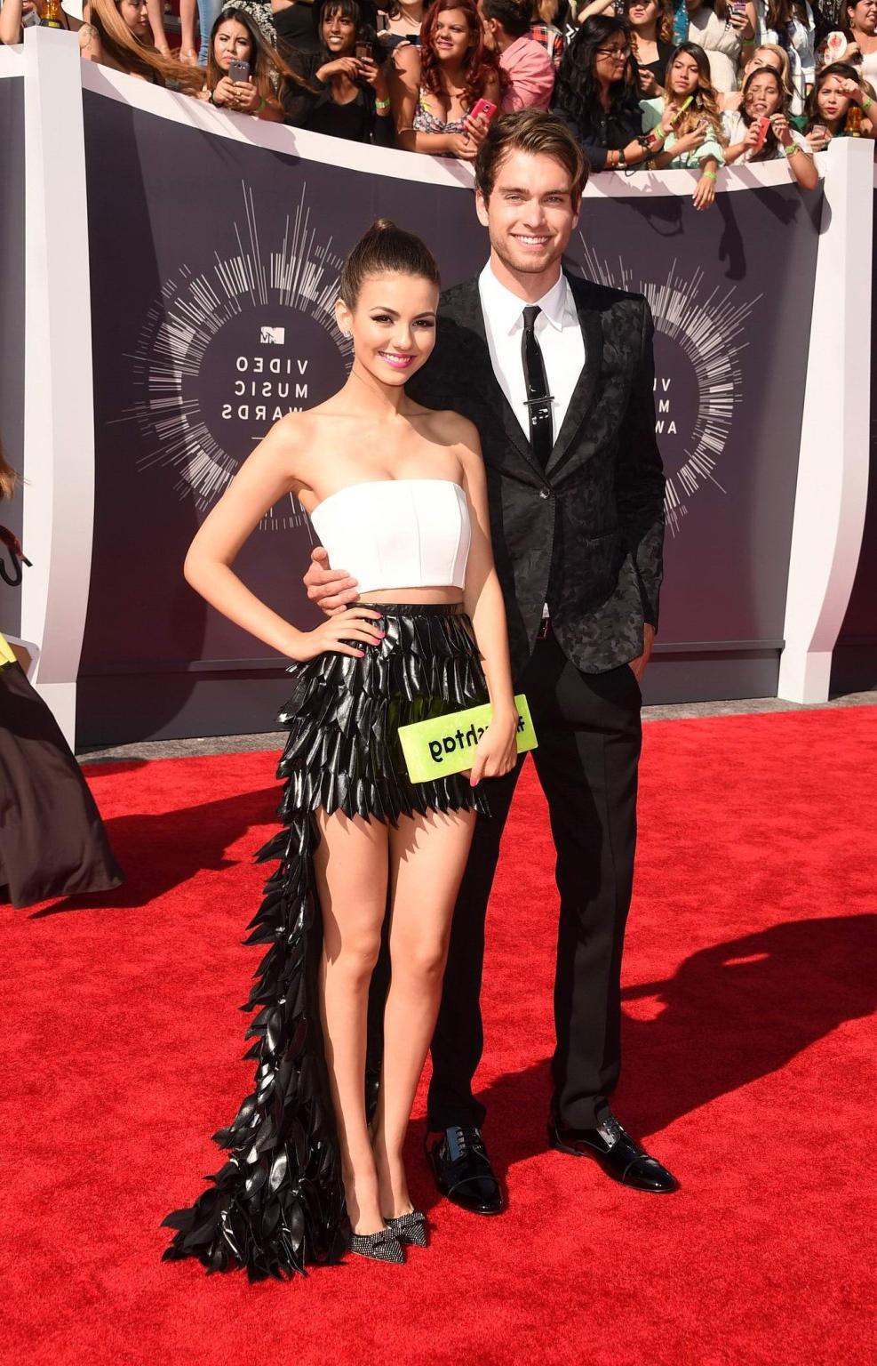 16P Victoria Justice wearing a tube top at the 2014 MTV Video Music Awards in Inglew