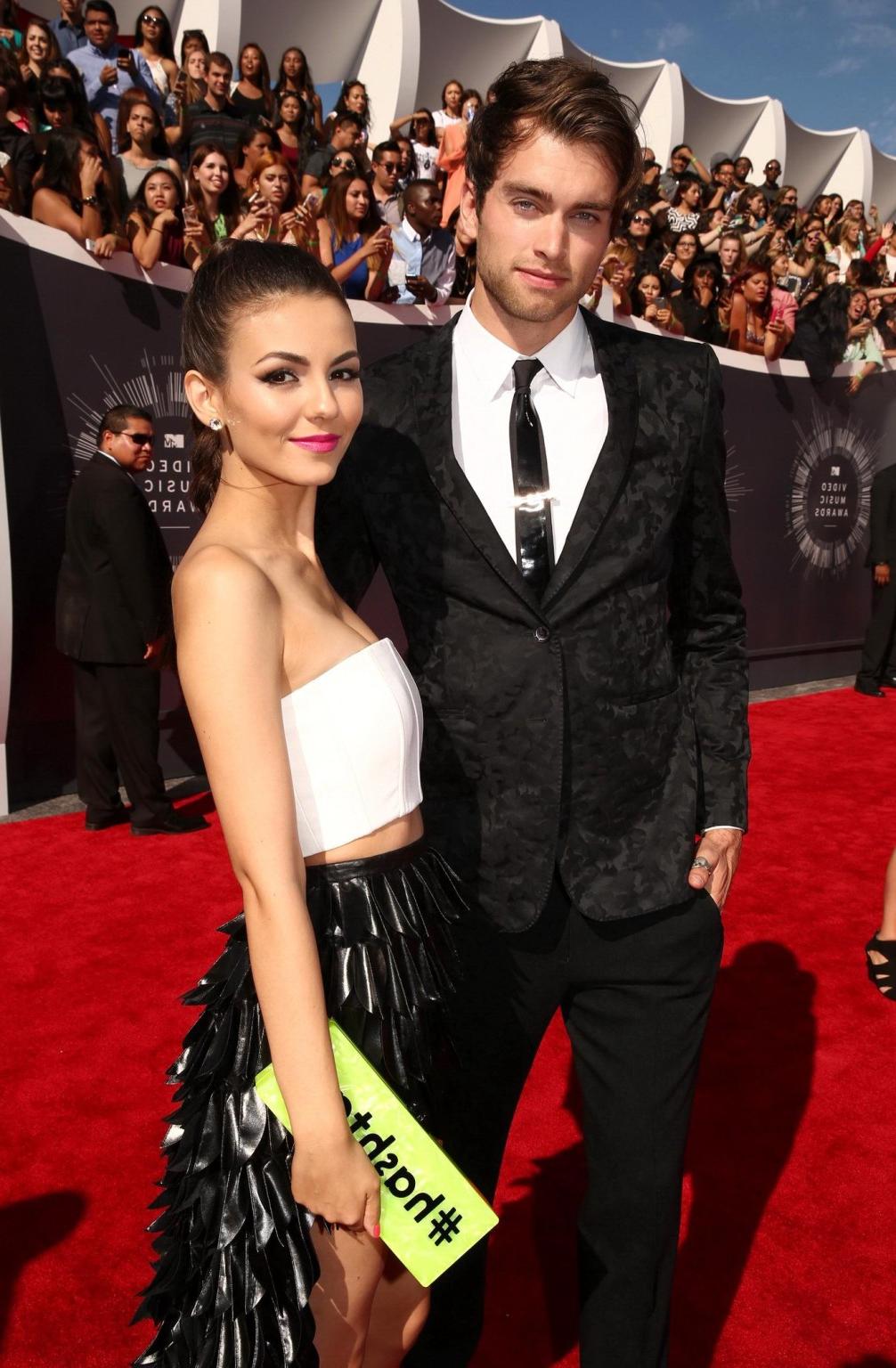 16P Victoria Justice wearing a tube top at the 2014 MTV Video Music Awards in Inglew