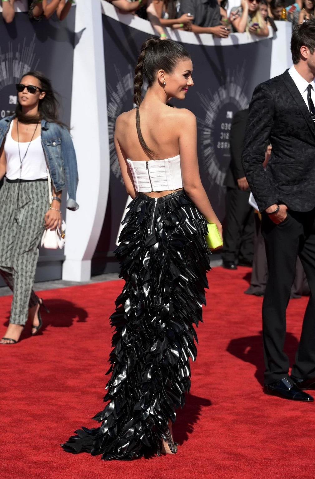 16P Victoria Justice wearing a tube top at the 2014 MTV Video Music Awards in Inglew