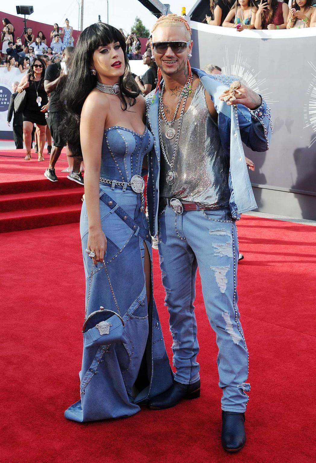 16P Katy Perry busty wearing a strapless dress at the 2014 MTV Video Music Awards in