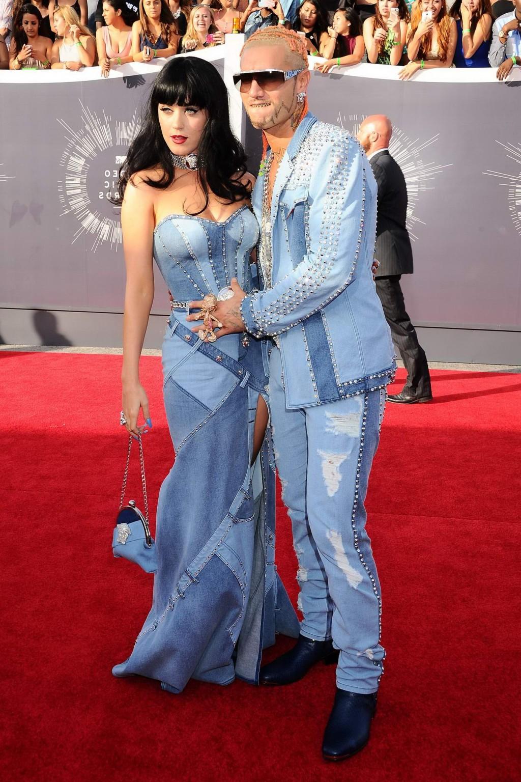 16P Katy Perry busty wearing a strapless dress at the 2014 MTV Video Music Awards in