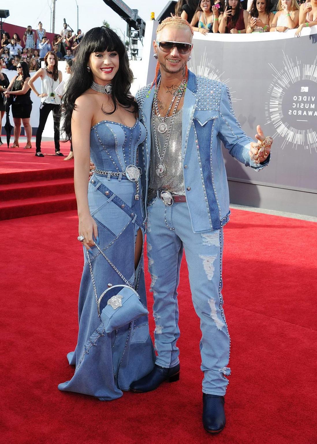 16P Katy Perry busty wearing a strapless dress at the 2014 MTV Video Music Awards in