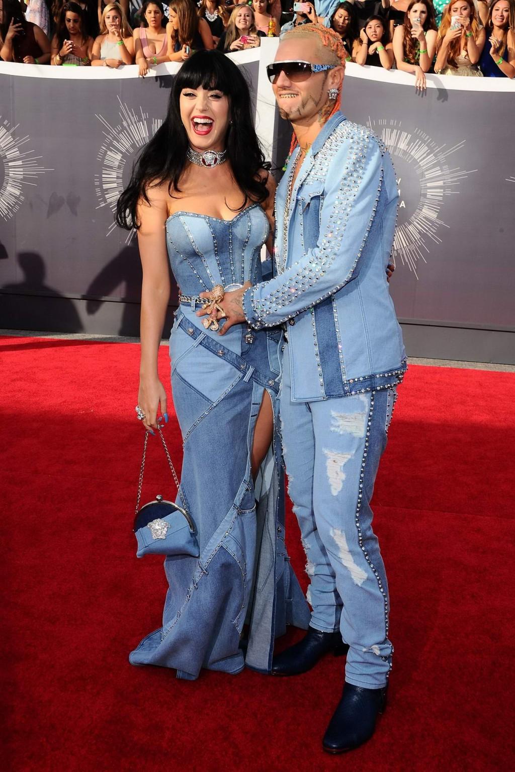 16P Katy Perry busty wearing a strapless dress at the 2014 MTV Video Music Awards in
