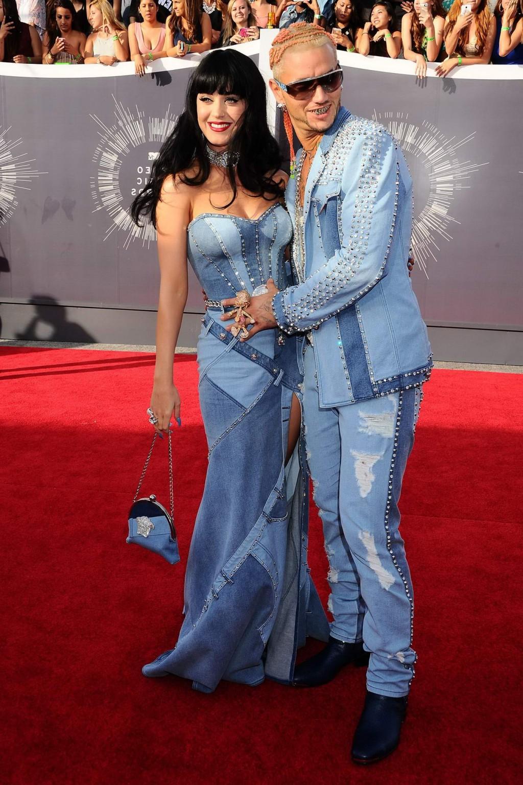 16P Katy Perry busty wearing a strapless dress at the 2014 MTV Video Music Awards in