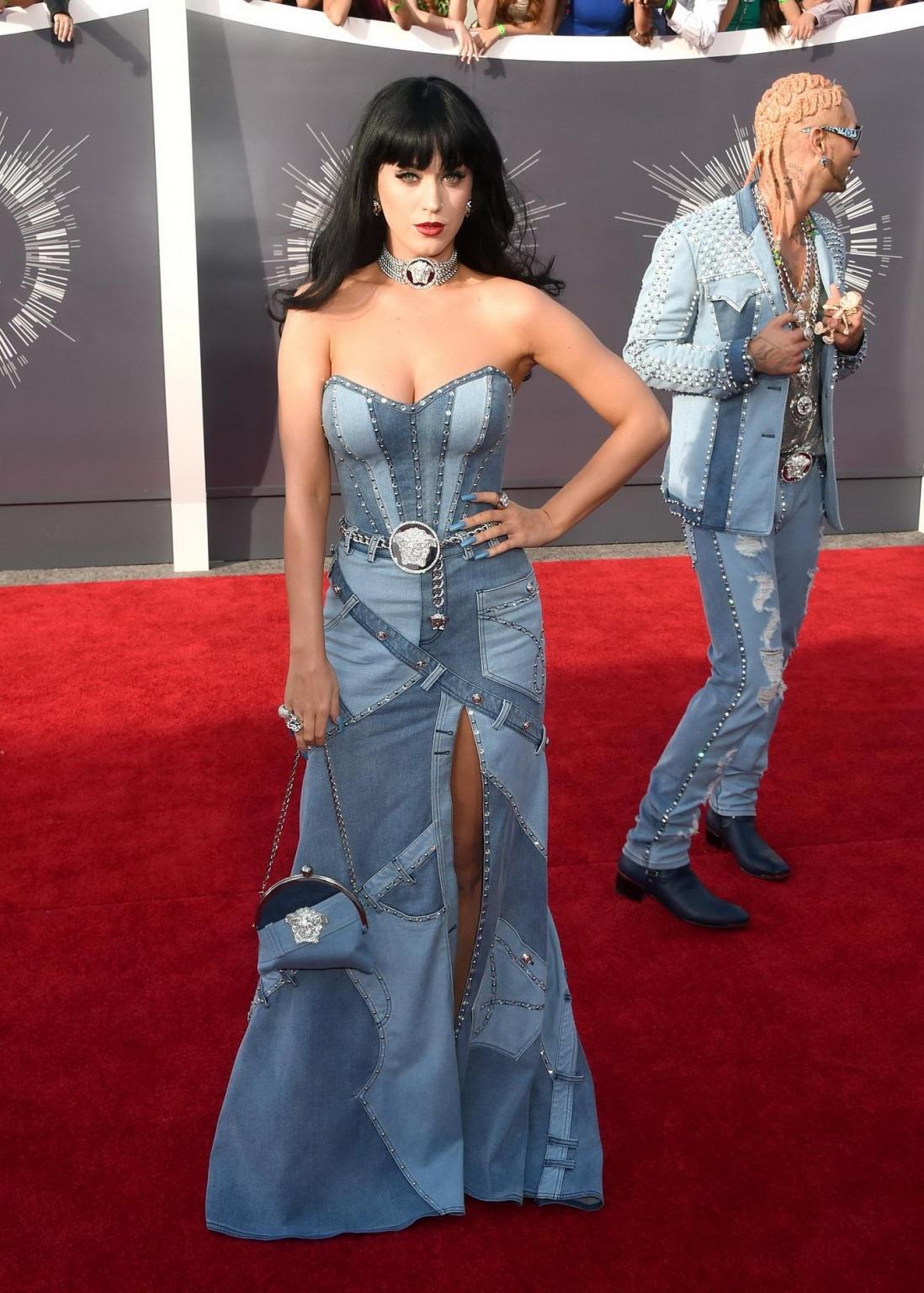 16P Katy Perry busty wearing a strapless dress at the 2014 MTV Video Music Awards in