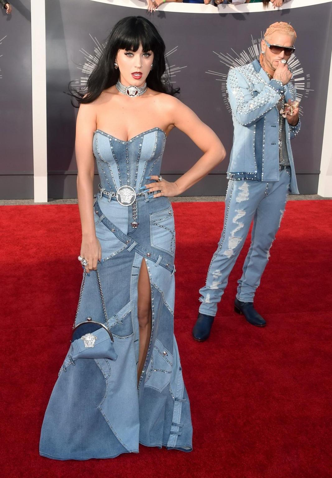 16P Katy Perry busty wearing a strapless dress at the 2014 MTV Video Music Awards in